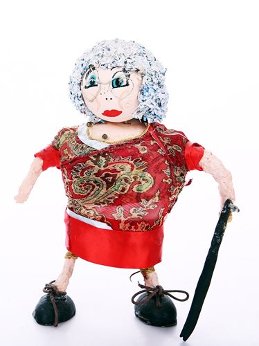 סבתא בשמלה אדומה